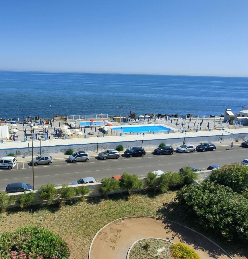 Seafront Suites Apartament *